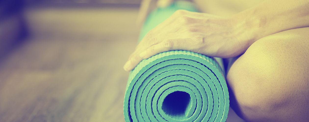 Grün- und Blautöne eigenen sich aufgrund ihrer beruhigenden Wirkung ideal für das Yogazimmer