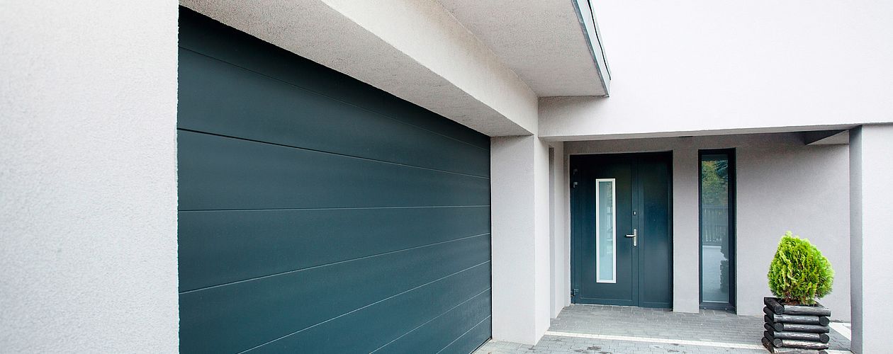 Neue Fassaden, wie z. B. bei einem Neubau oder nach dem Renovieren, sollten vor dem ersten Anstrich komplett grundiert werden.